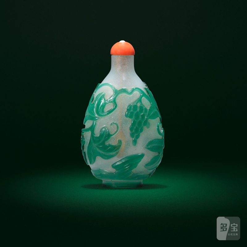 十八/十九世紀 霏雪地套綠料蟋蟀葡萄紋鼻烟壺 | A GREEN-OVERLAY GLASS 'CRICKET AND GRAPES' SNUFF BOTTLE - 图4
